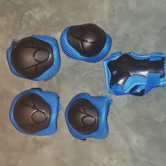Blue and Black Protective Gear Set - Picture 5 of 5